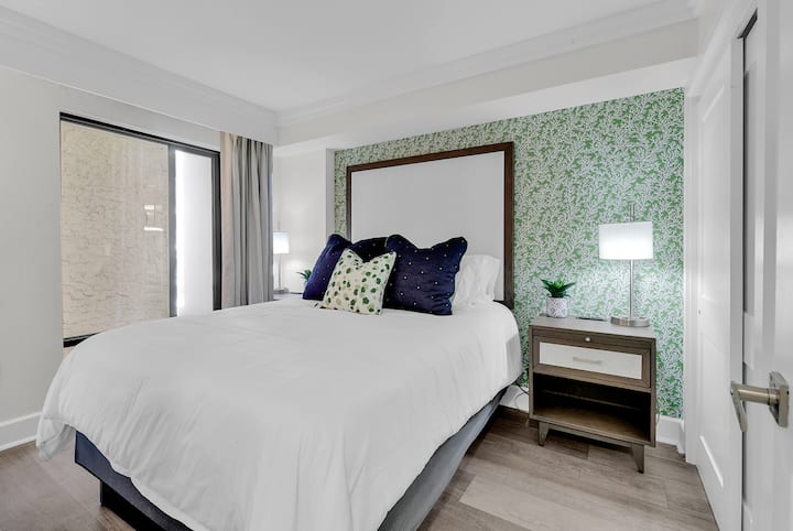 Опуштете се во оваа свежа, модерна спална соба. Има удобен брачен кревет (широк 150 – 179 см), живописен ботанички тапет и меко амбиентално осветлување – совршено за одмор по ден поминат во истражување.