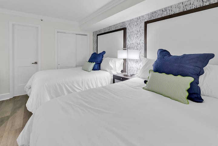 Уживајте во спокојна ноќ во оваа модерна спална соба со удобни кревети со големи димензии, стилски тапети и посебна ноќна светилка за луксузно чувство како во хотел.