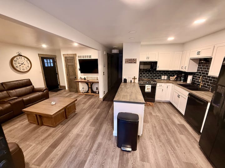 New Modern Cabin Getaway With Rustic Charm-2823 - Jefferson City, MO