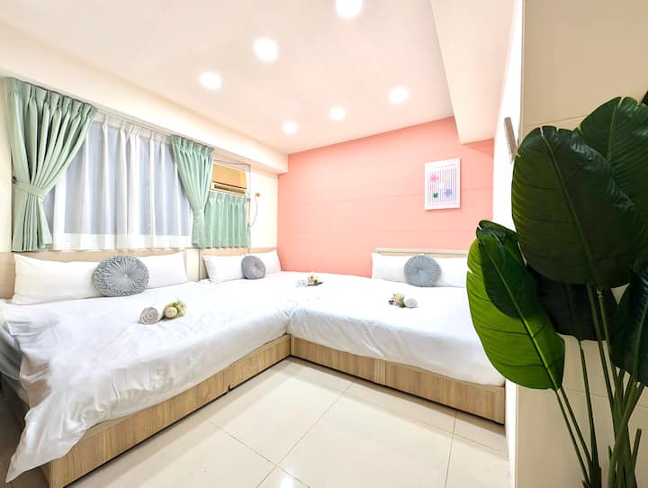 H801 / Ximending, 4-Bedroom / 6-Minute Walk from Ximending MRT Station / Night Market / Taipei…