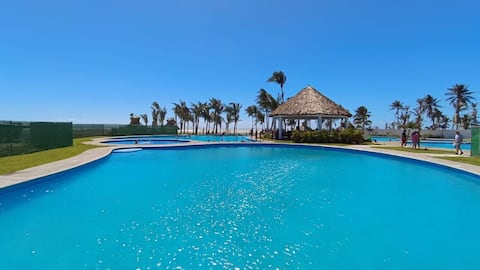 Las Garzas Acapulco House, pool and beach club!