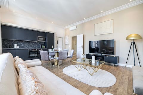 Annonce Airbnb populaire: 3-bedroom apartment Rue d'Antibes near the Palais à Cannes