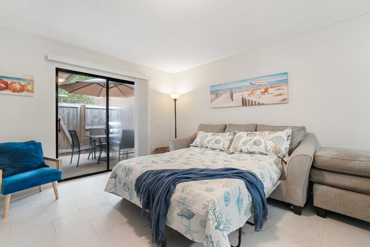 Top Airbnb: King, Fenced Yard, Priv Patio, Dogs OK, Near Beach in Midway