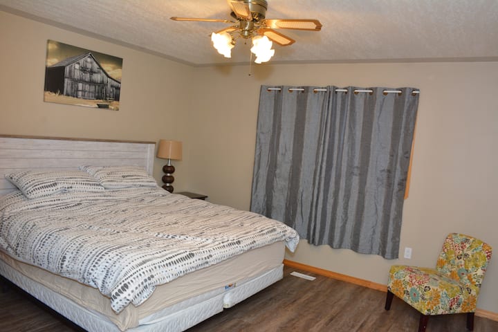 Dormitorio principal con baño privado (ducha)
