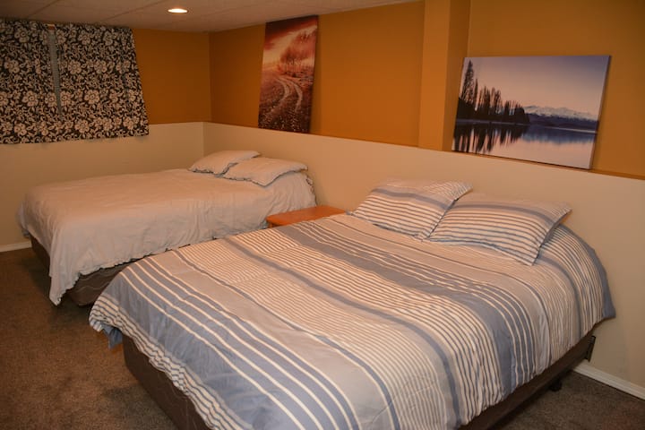 Dormitorio en la planta baja (2 camas tamaño queen)