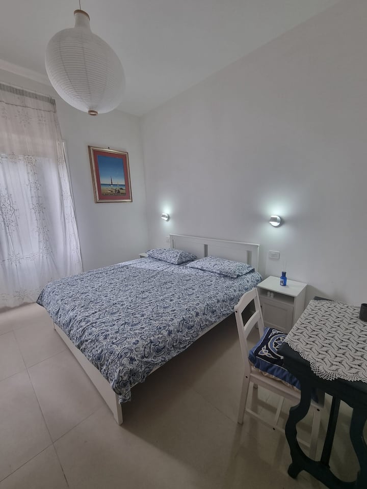 camera da letto matrimoniale letto queen size. Sono presenti nella stanza: 1 armadio, 1 cassettiera, uno scrittoio con una seduta, uno specchio lungo, un condizionatore, wifi. Lenzuola incluse. Apertura serranda con pulsante.