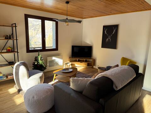 Top performing Airbnb: Individual chalet, 10/12 people. in Valloire