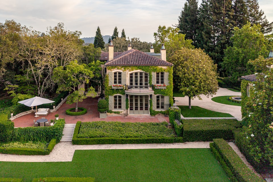 A gated wine-country estate above the Alexander Valley, Healdsburg, California, United States, photo 10 of 10