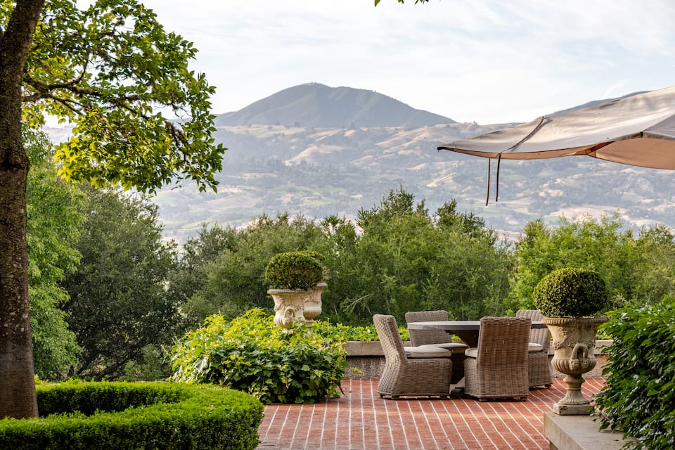 A gated wine-country estate above the Alexander Valley, Healdsburg, California, United States, photo 8 of 10