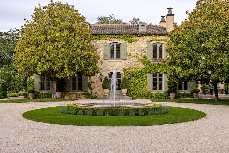 A gated wine-country estate above the Alexander Valley, Healdsburg, California, United States, photo 1 of 10
