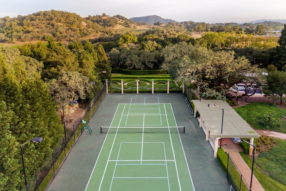 A gated wine-country estate above the Alexander Valley, Healdsburg, California, United States, photo 9 of 10
