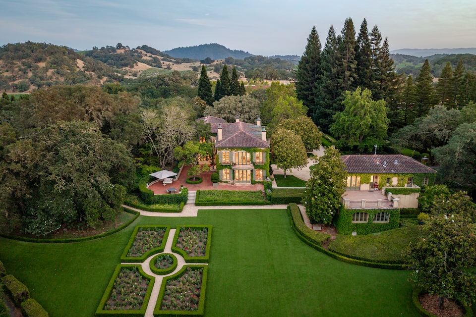 A gated wine-country estate above the Alexander Valley, Healdsburg, California, United States, photo 5 of 10