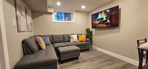 Top Airbnb: Beautiful Private 2 Bdrms & Living Space New Reno in Scarborough—Guildwood