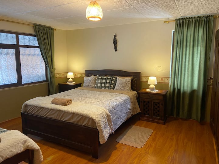 Spacious For Groups | 4 Bedrooms + Garage - Cuenca