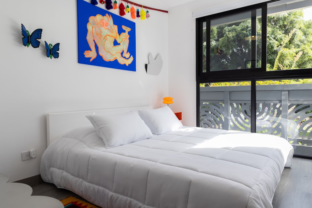 Habitación  con cama amplia y confortable, cortinas opacas para un descanso reparador, lámparas de noche y TV con cable. 