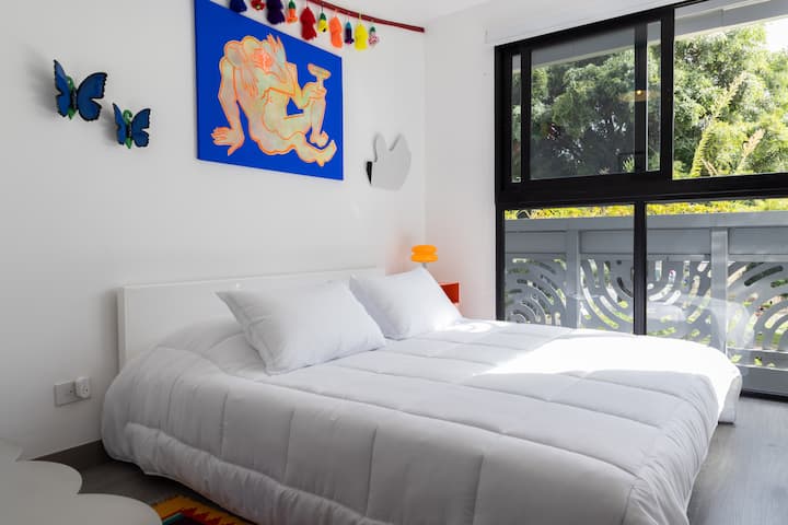 Habitación  con cama amplia y confortable, cortinas opacas para un descanso reparador, lámparas de noche y TV con cable. 