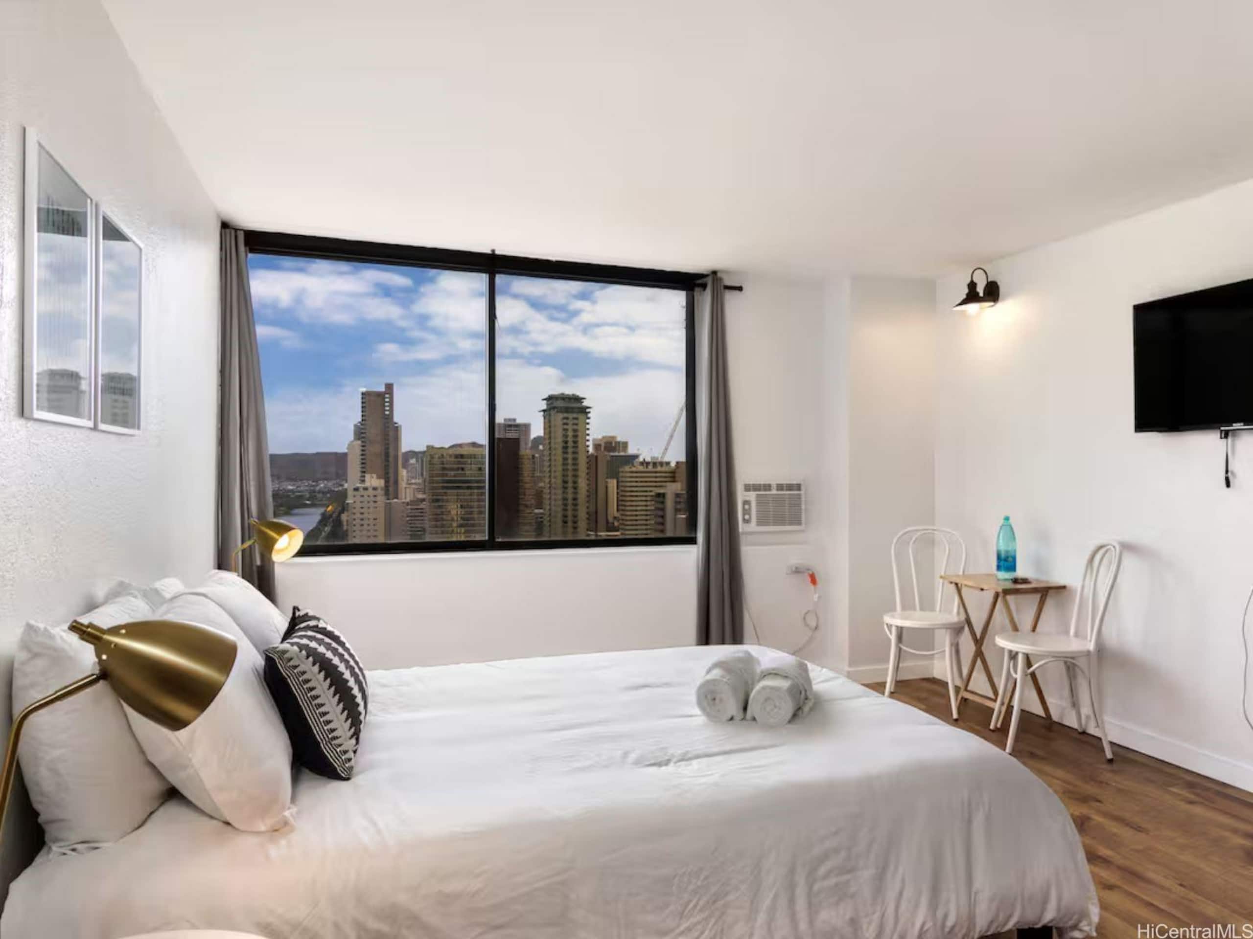 Condo in Honolulu · ★4.83 · 1 bedroom · 1 bed · 1 private bath - Image 3