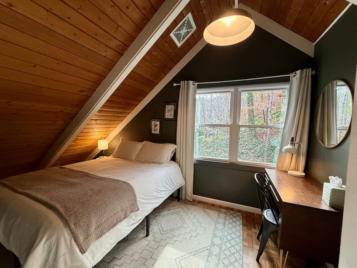 חדר קווין נעים עם שולחן עבודה.  