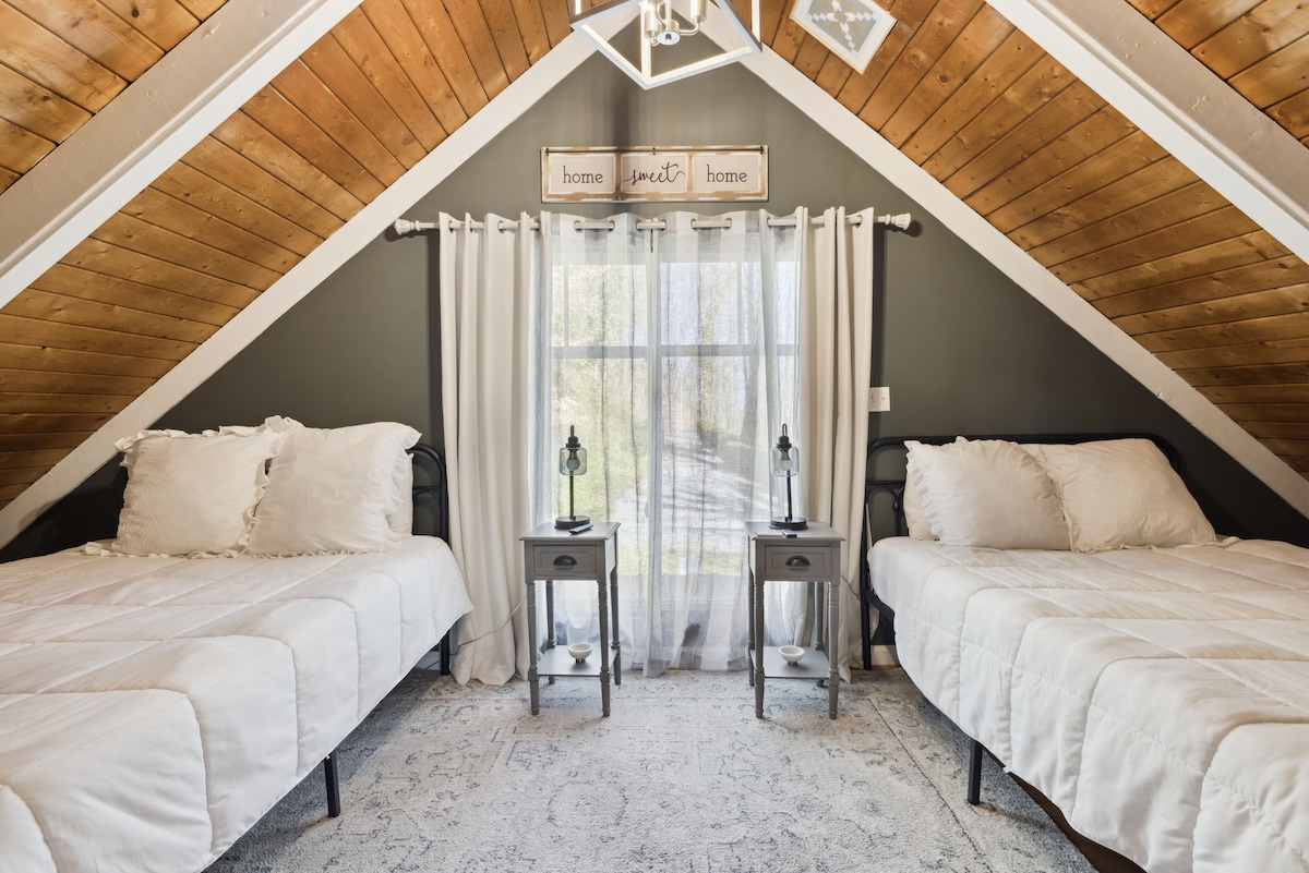 מתאים לקבוצות! שתי מיטות קווין סייז עם טלוויזיה המשקיפה על שביל הגישה הארוך להאזלנאט הולו.  