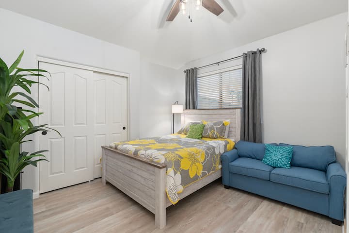 Chumba cha kulala cha 4 chenye kitanda cha malkia na kitanda cha sofa cha mapacha kinachoweza kukunjwa 