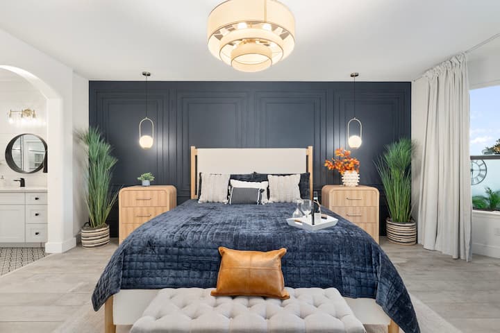 Mwonekano wa ziwa na bwawa kutoka kwenye chumba kikuu cha kulala. Televisheni. Chumba kikuu cha kulala kiko kwenye ghorofa ya kwanza 