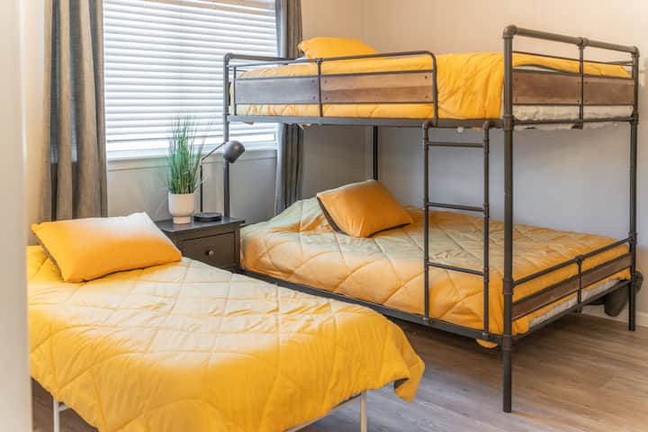 Chumba cha kulala cha 3 chenye kitanda cha malkia na kitanda kimoja cha mapacha na runinga 