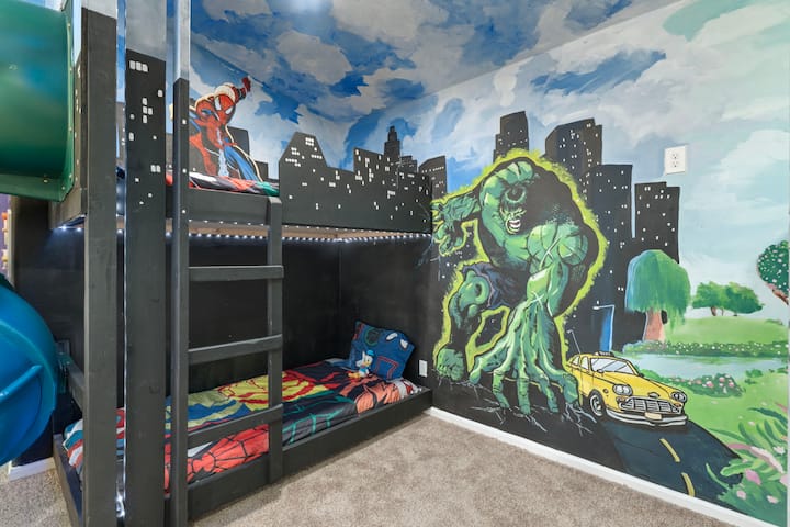 Chumba hiki kina vitanda viwili vinne (vitanda viwili vilivyowekwa juu ya vitanda viwili vilivyowekwa juu ya vitanda viwili). Chumba hiki kina mapazia kwa ajili ya faragha, hakina mlango 