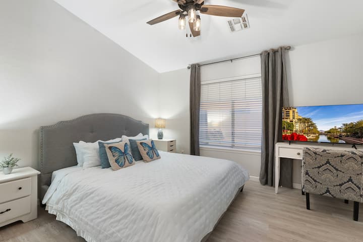 Chumba cha kulala cha pili na kitanda cha mfalme na TV 