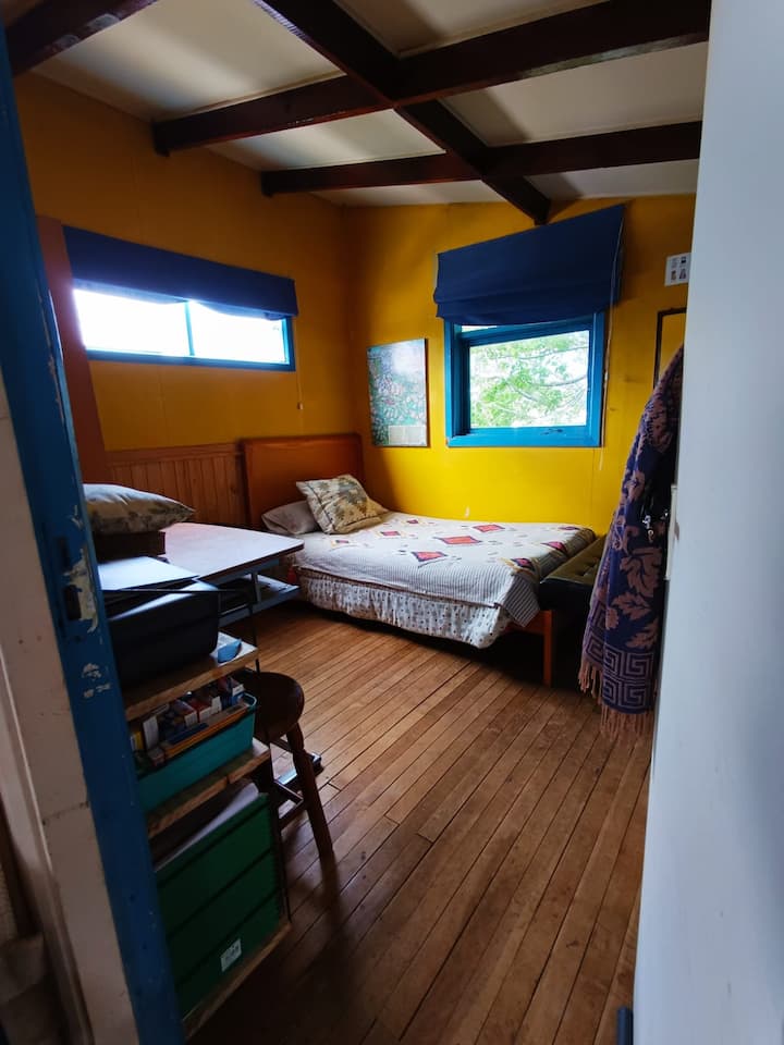 Cama de 1,5 plaza, un escritorio, clóset, lámpara y dos enchufes de 220V con una frecuencia de 50 Hz. Quien venga de Norteamérica necesitará un adaptador tipo C/L.