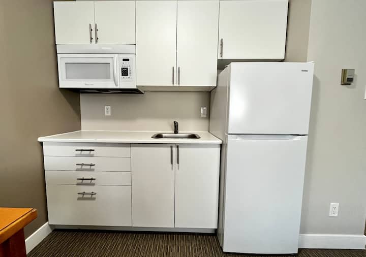 Private Queen Kitchenette - Newly Renovated - Prince George