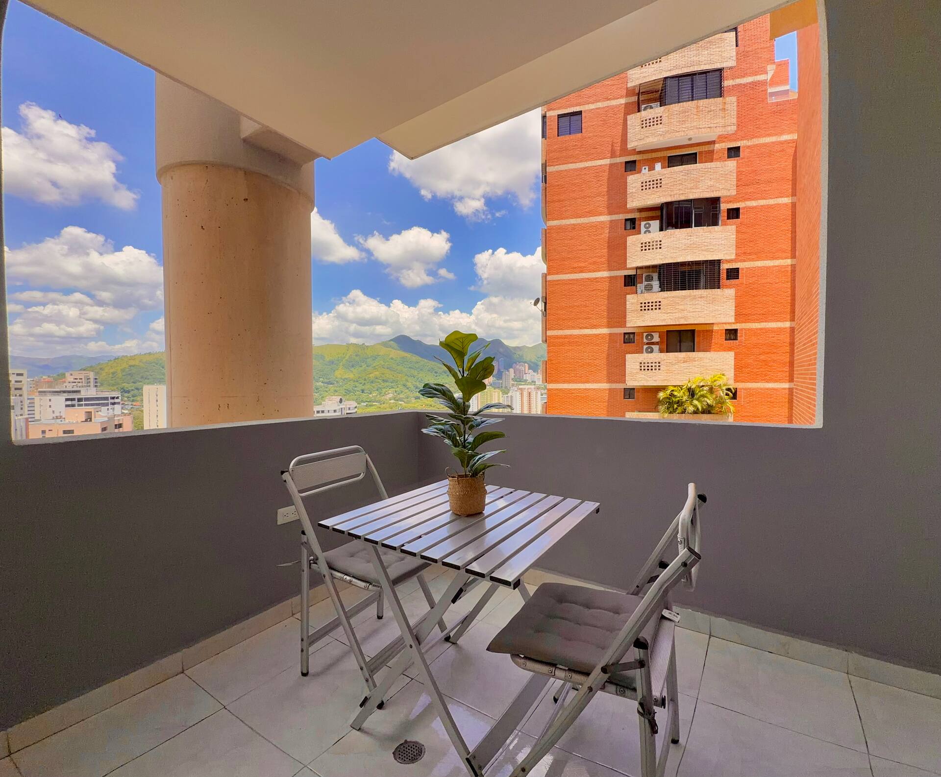 Modern and stylish 2-bedroom apartment: 100% floor, water 24/7