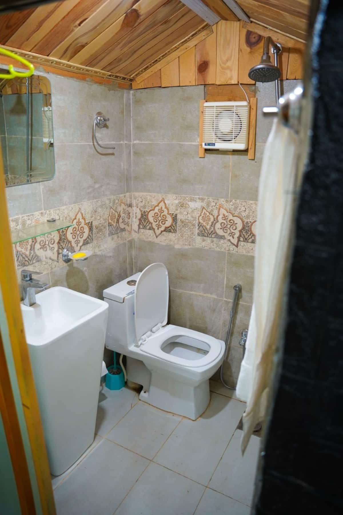 Bathroom 2 with modern fixtures