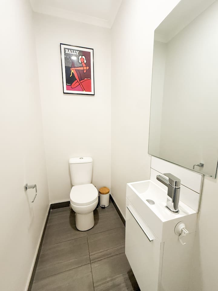 Half bathroom image 1