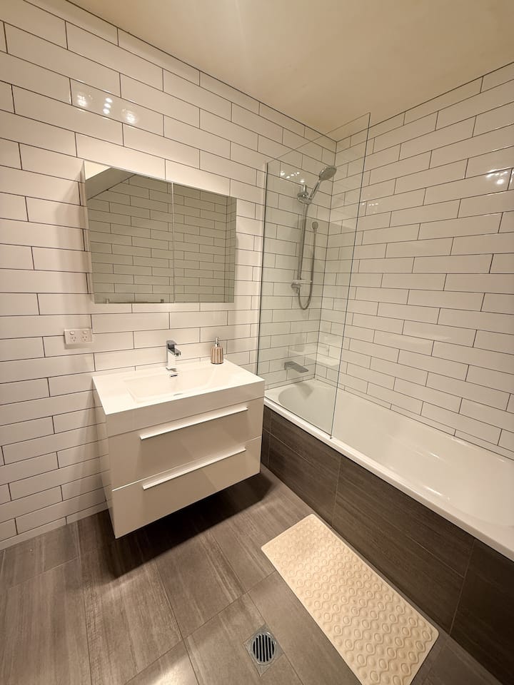 Full bathroom 1 image 1