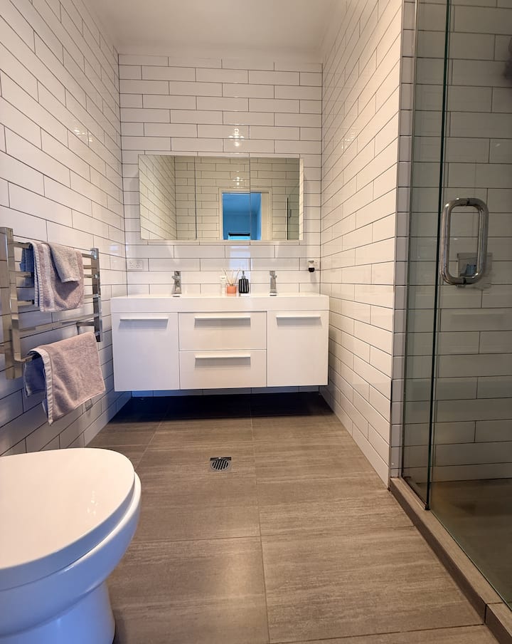 Full bathroom 2 image 1