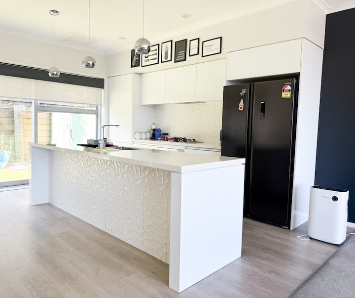 Full kitchen image 1