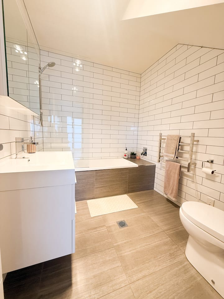 Full bathroom 1 image 2