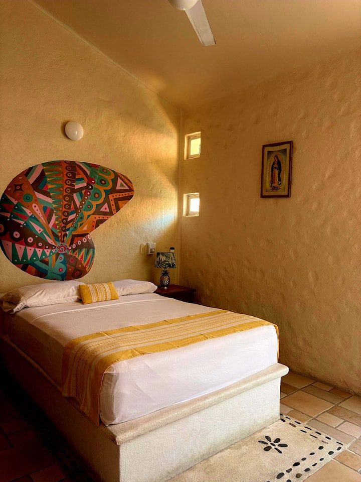 Chambre n °4 
Lit queen
Ventilateur de plafond
Climatisation
Placard
Petit balcon sur le côté avec vue en biais sur le port de plaisance
Art derrière le lit, peint par un artiste local à Huatulco