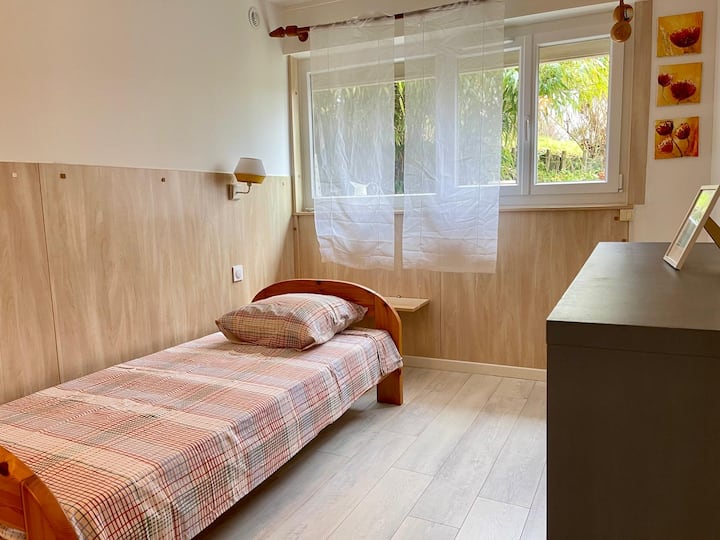 غرفة نوم ثانية بسرير 90/190 