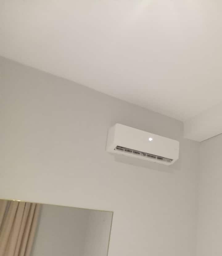 Mantente fresco y cómodo en este clima caluroso de Kampala con esta unidad de aire acondicionado justo encima de la cama.  