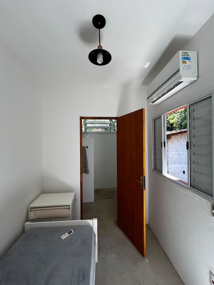 Ovaj klimatizirani apartman nalazi se izvan kuće pored roštilja. Dvoje ljudi je dobro smješteno. Jednostavno, ali s privilegijom slušanja buke rijeke! 