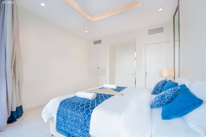 Svijetla spavaća soba s bijelim krevetom i detaljima u nježno plavoj boji.
Mir, osvježenje i udobnost kao u hotelu.