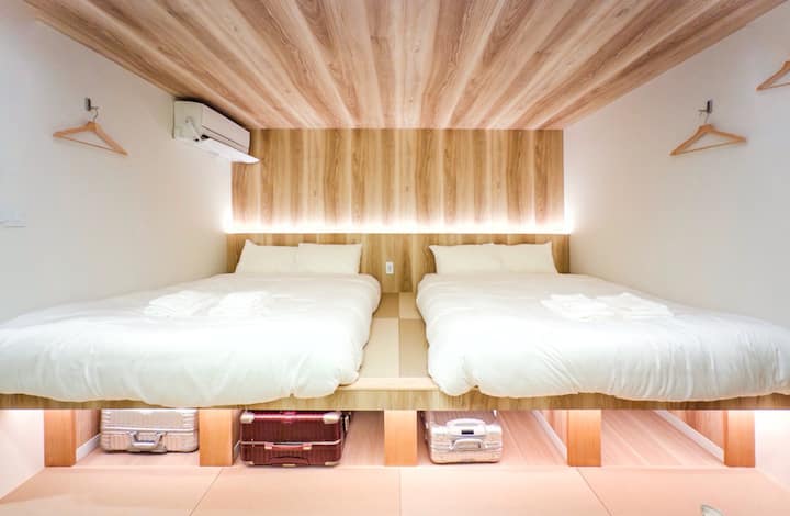 U sobi se nalaze 2 bračna kreveta, pa u njoj mogu udobno spavati 4 osobe. Strop i zid pored kreveta ukrašeni su toplim drvenim detaljima i imaju neizravno osvjetljenje, što vam pruža osjećaj sigurnosti dok ležite.
Ispod kreveta nalazi se veliki prostor za odlaganje prtljage, a kovčezi od 32 inča mogu se gurnuti izravno, bez zauzimanja prolaza, čime se prostorija održava hladnom i prostranom, a vi uživate u ekskluzivnom vremenu za spavanje u Osaki.