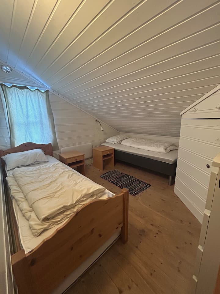 2 enkelte senger, 2 personer