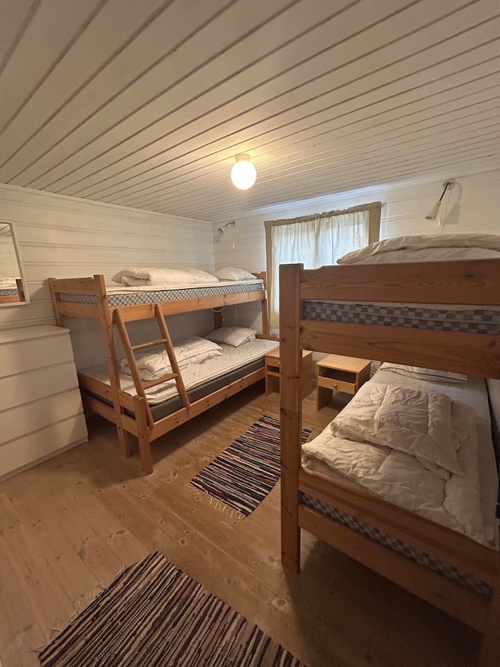 To køyesenger beregnet for 4 evt 5 personer. Den ene sengen er bredere enn de andre. feks ekstra plass til småbarn. 