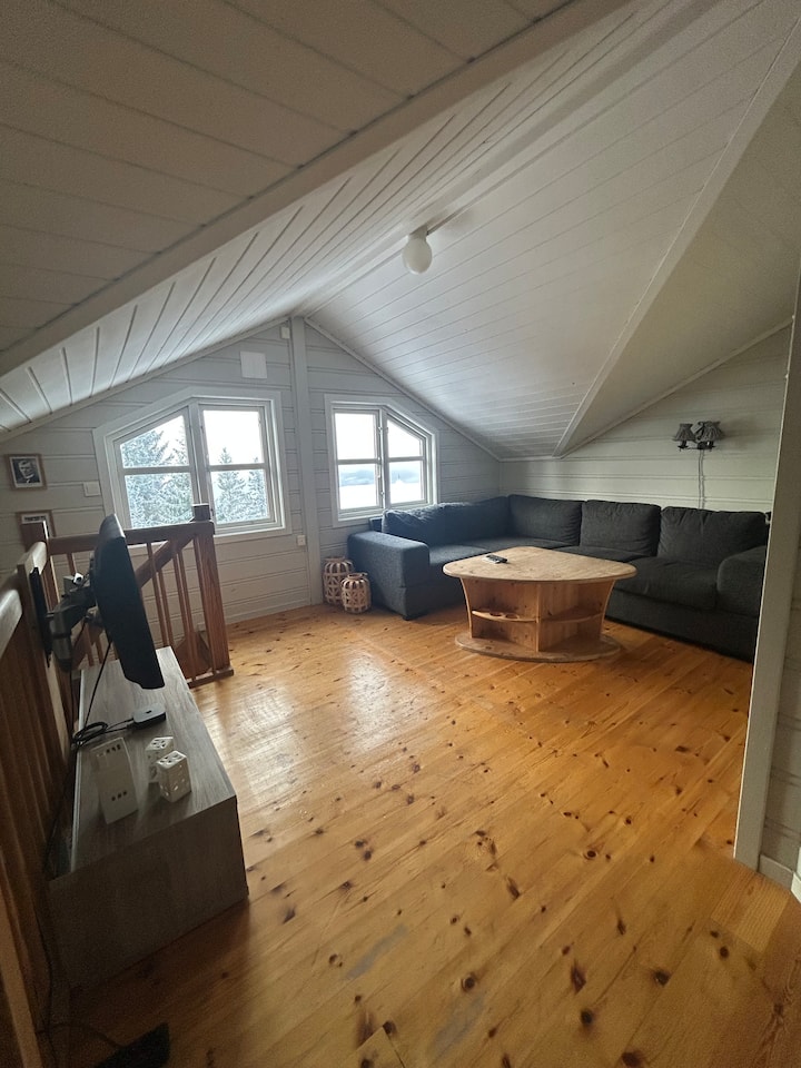 på loftstua finner du en sovesofa med plass til 1-2 personer, her kan ungdommene eller andre oppholde seg. TV med apple-TV. 
