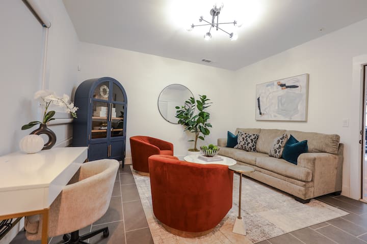 חלל משרדים ייעודי למטיילים שעובדים. כולל ספה נפתחת בגודל קווין סייז לאורחים נוספים 