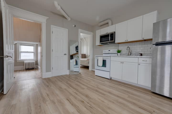 Bright 1-bedroom Near Downtown Utica - Utica, NY