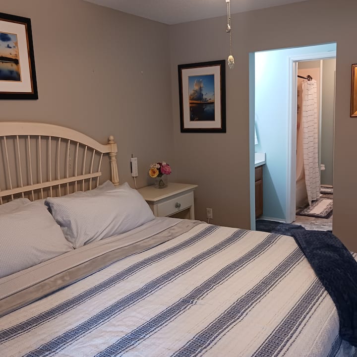 חדר רחצה צמוד: אזור השירותים נפרד מהמקלחת והשירותים וניתן לסגרו מחדר השינה השני והאמבטיה