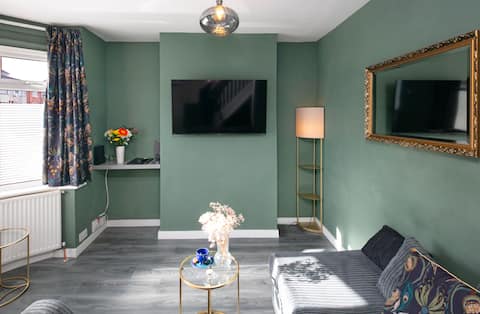 Top Airbnb: Modern Home with Office space NEC BHX in Bickenhill And Marston Green